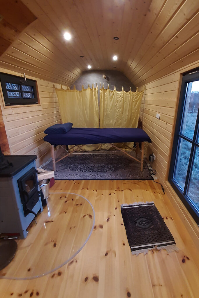 Behandlungsraum mit Liege