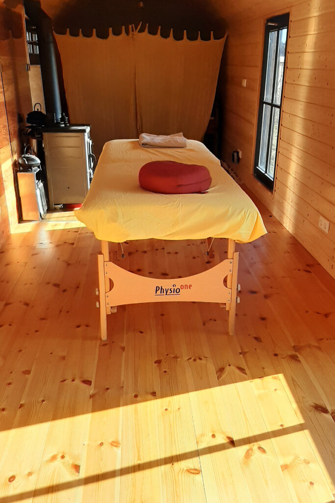 Behandlungsraum mit Liege